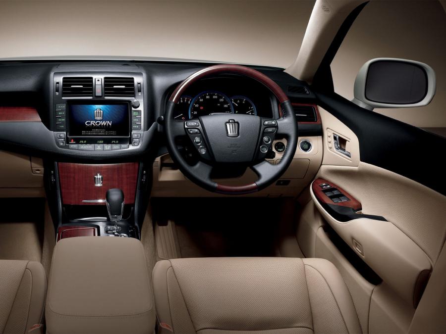  Toyota Crown Royal Saloon 2010 года  (фото 7 из 8)